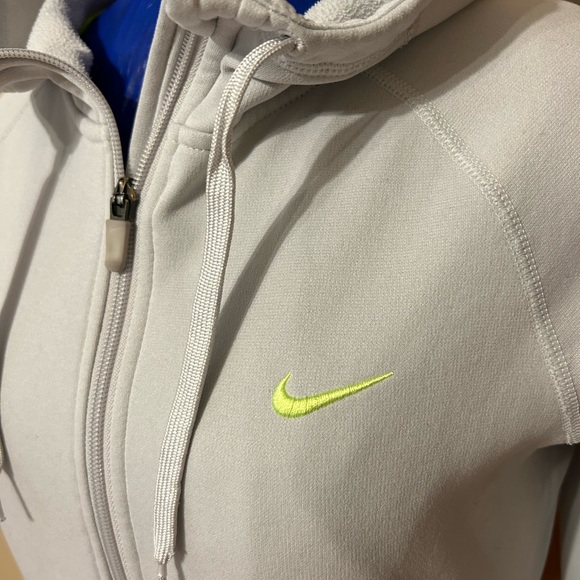 Women’s Nike thermafit small jacket - Picture 2 of 7